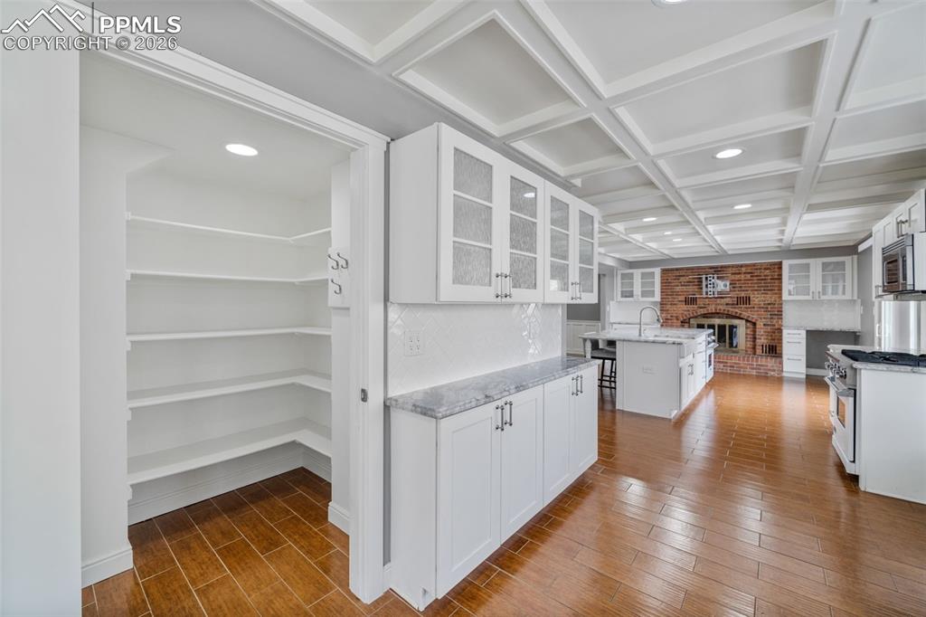 Image 12 of 50: Kitchen