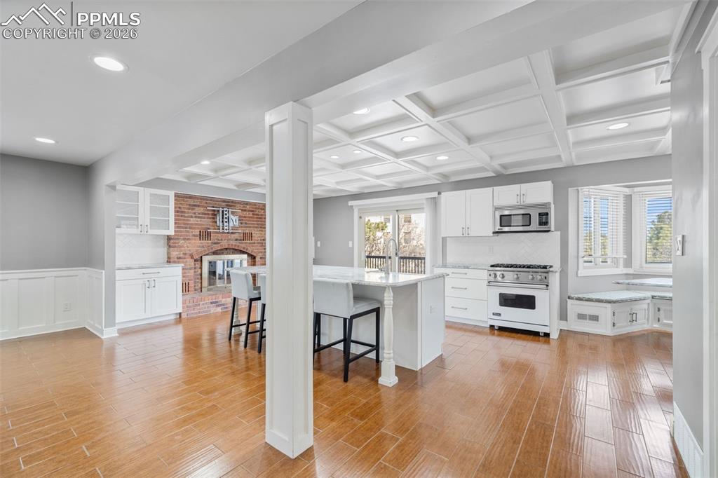 Image 13 of 50: Kitchen