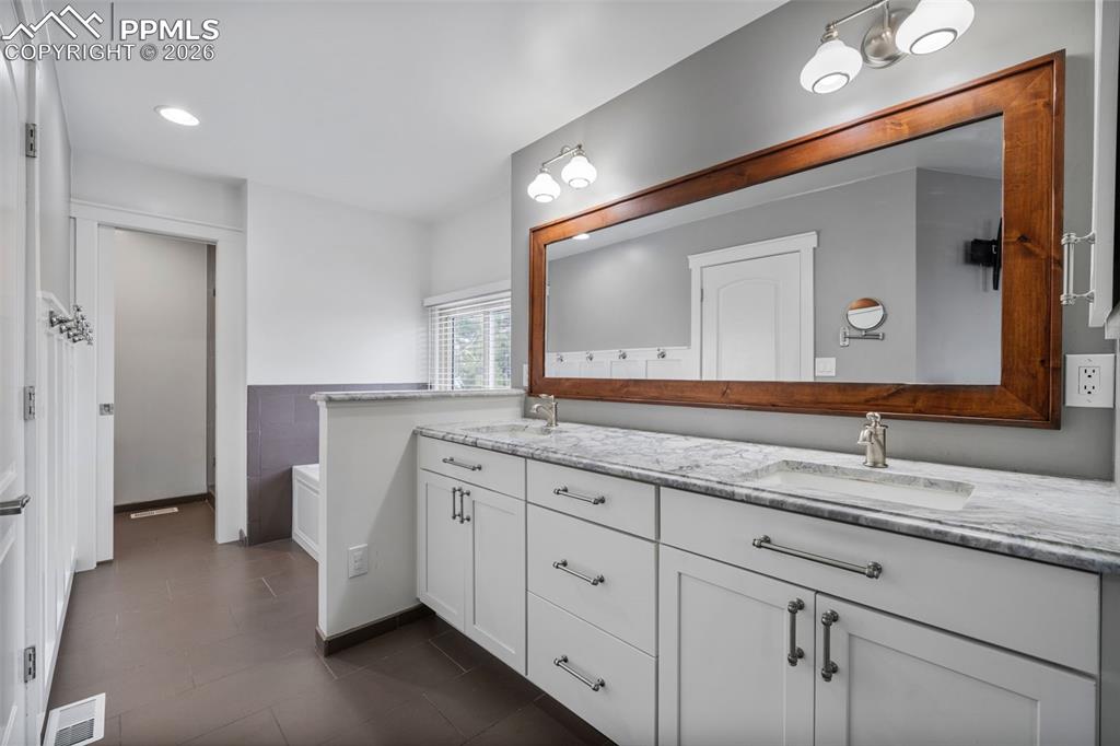 Image 23 of 50: Bathroom