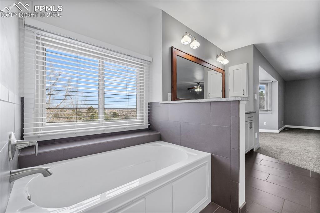 Image 24 of 50: Bathroom