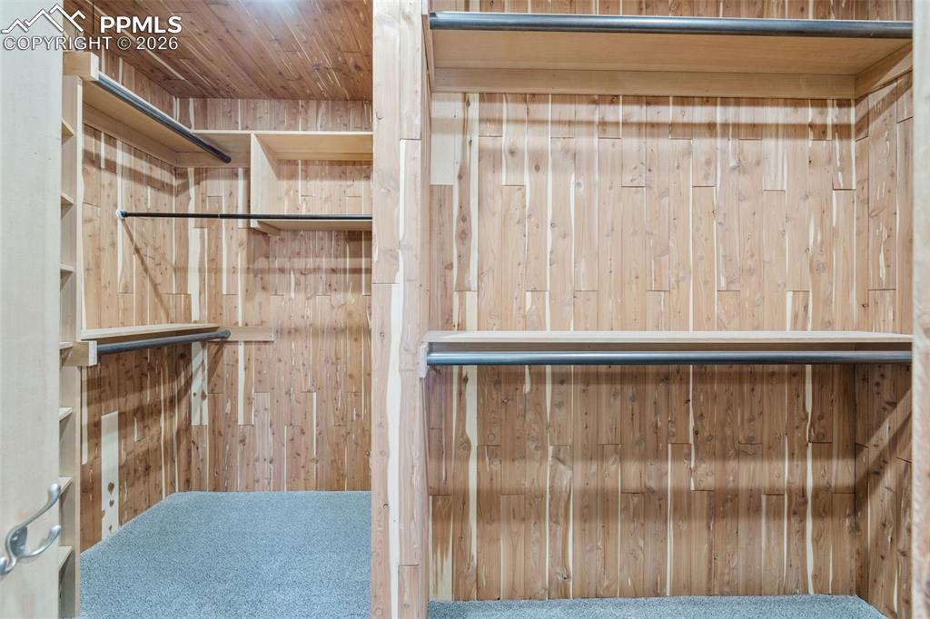 Image 25 of 50: Closet