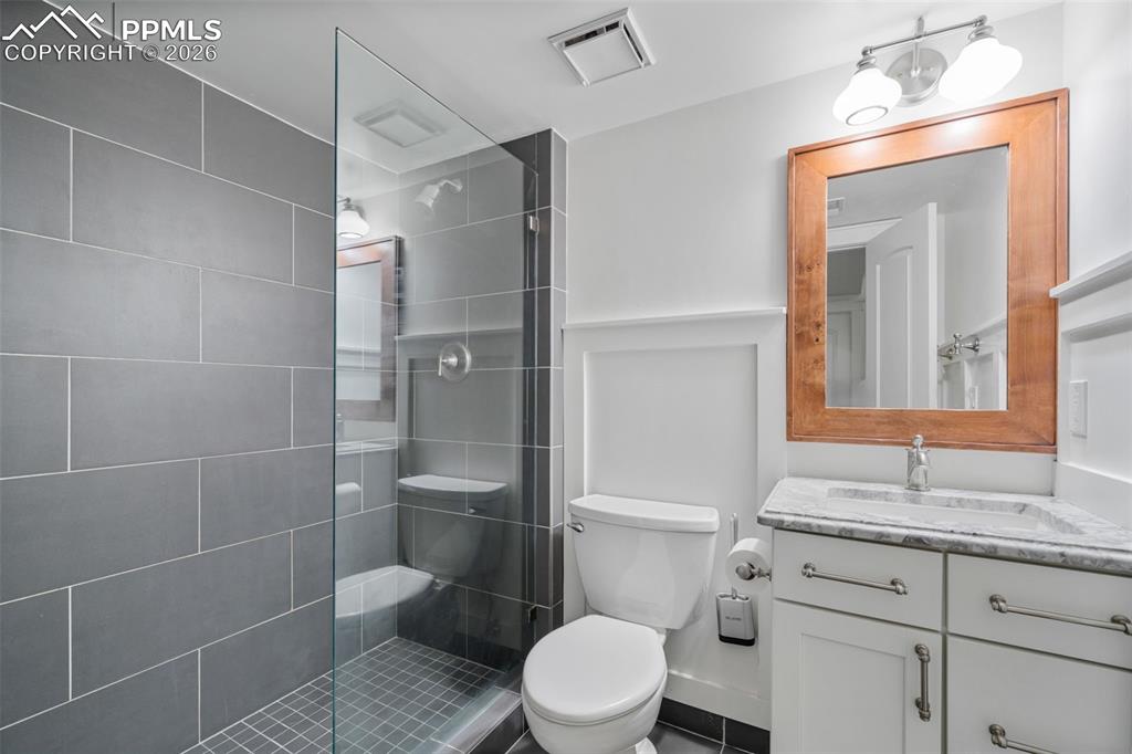 Image 41 of 50: Bathroom