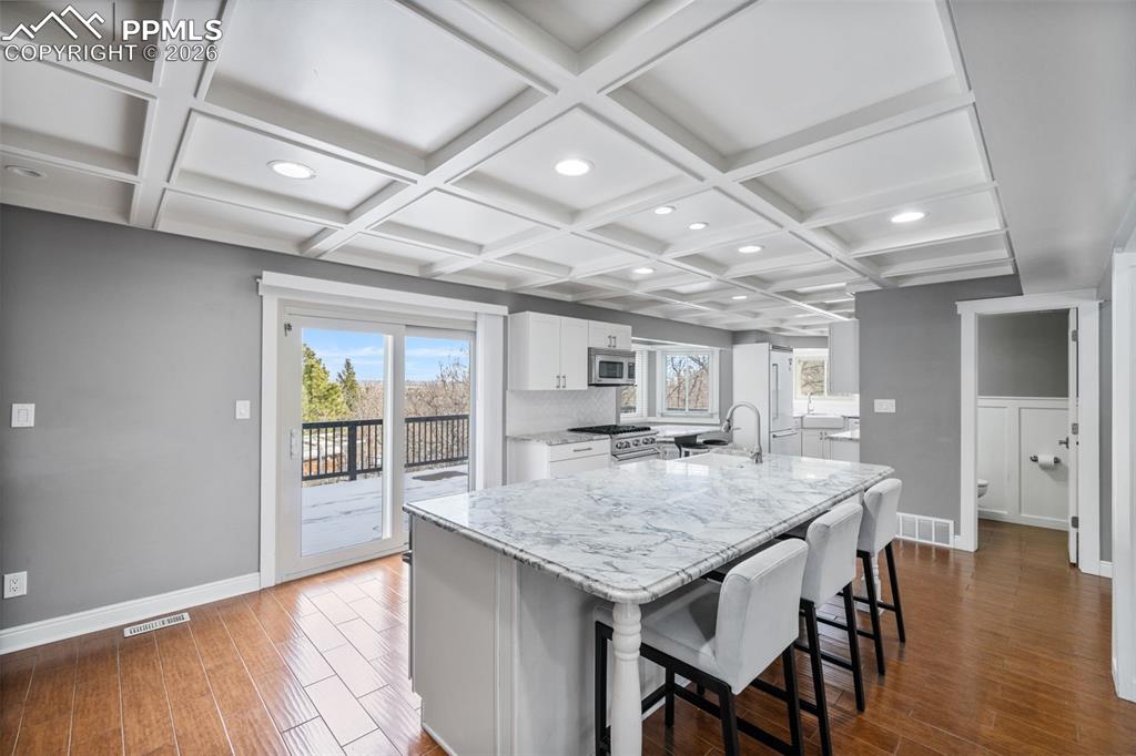 Image 5 of 50: Kitchen