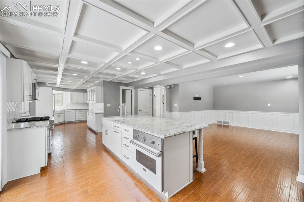 Image 6 of 50: Kitchen