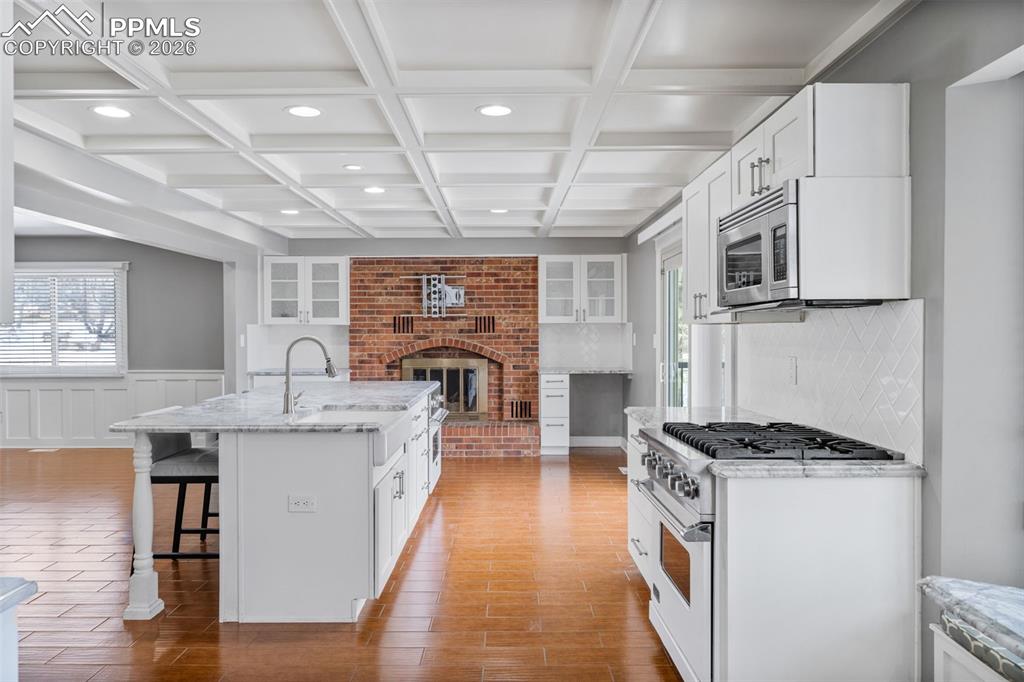 Image 7 of 50: Kitchen