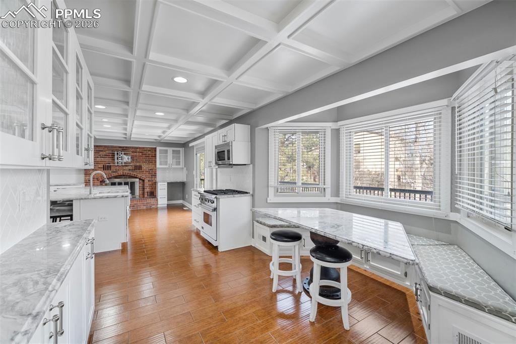 Image 9 of 50: Kitchen