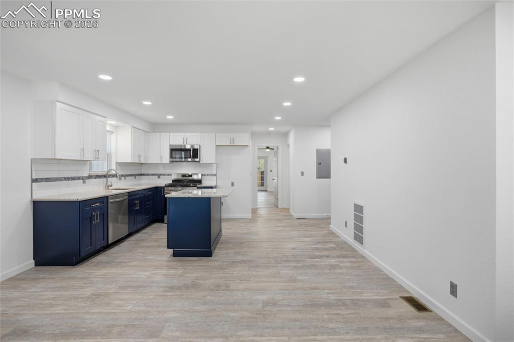 Image 7 of 37: Kitchen