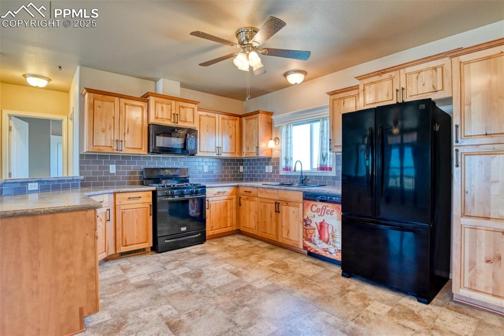 Image 18 of 39: Kitchen