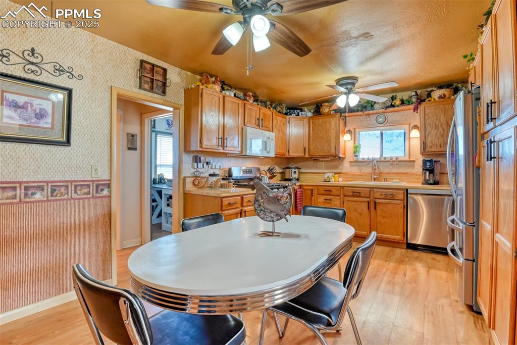 Image 4 of 39: Kitchen
