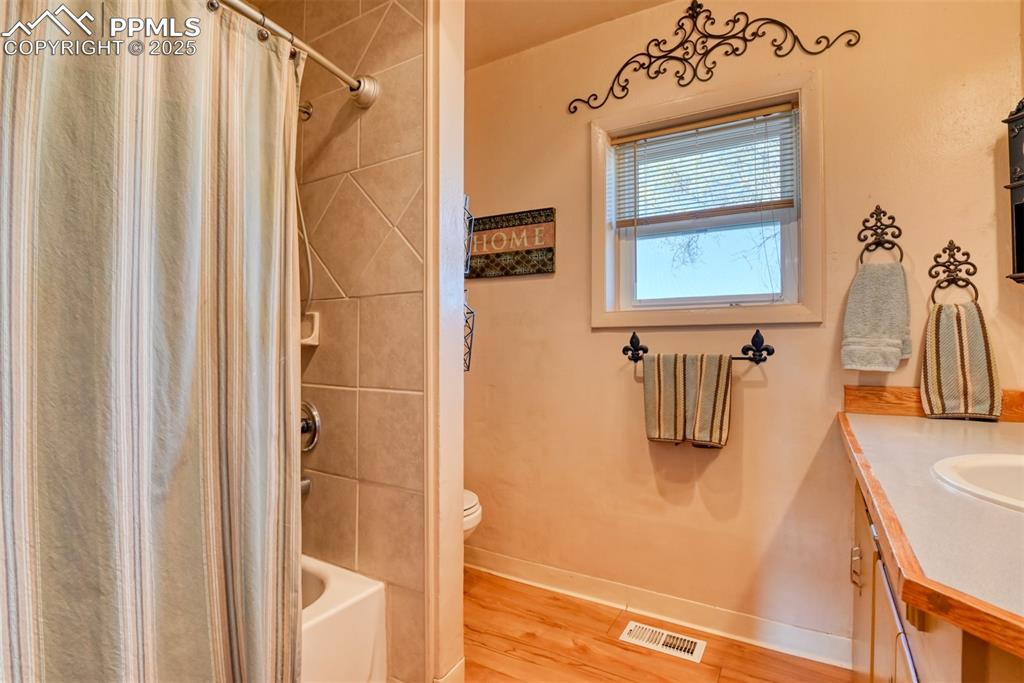 Image 7 of 39: Bathroom