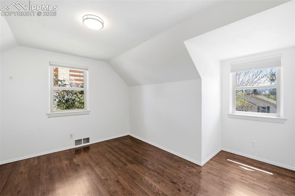Image 12 of 50: Bonus Room