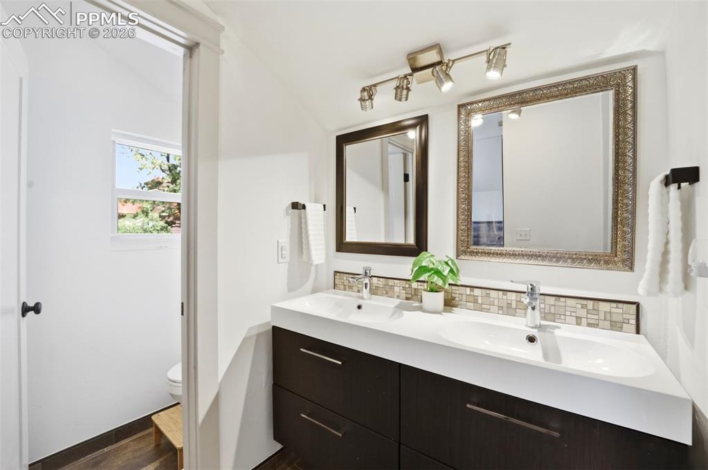 Image 17 of 50: Bathroom