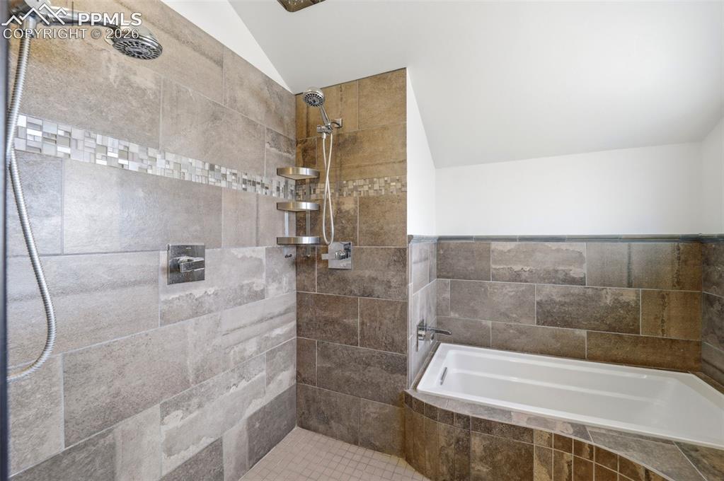 Image 18 of 50: Bathroom