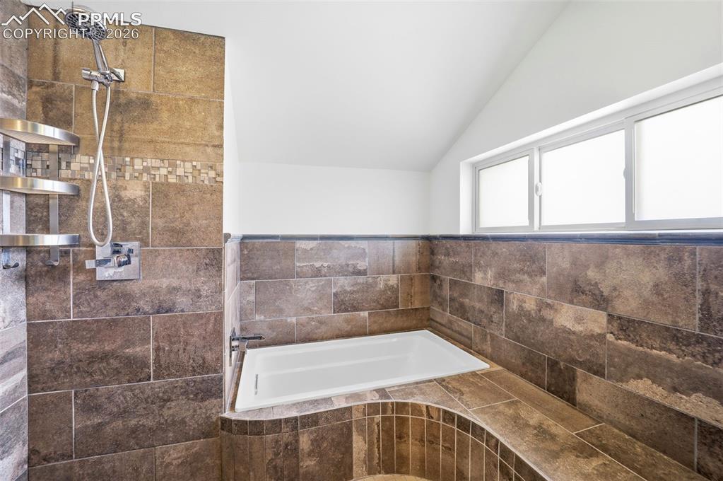 Image 19 of 50: Bathroom