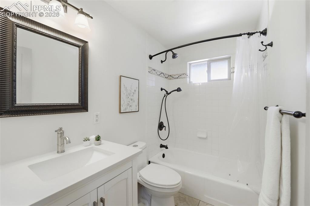 Image 9 of 50: Bathroom