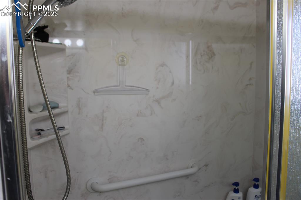 Image 11 of 18: Bathroom