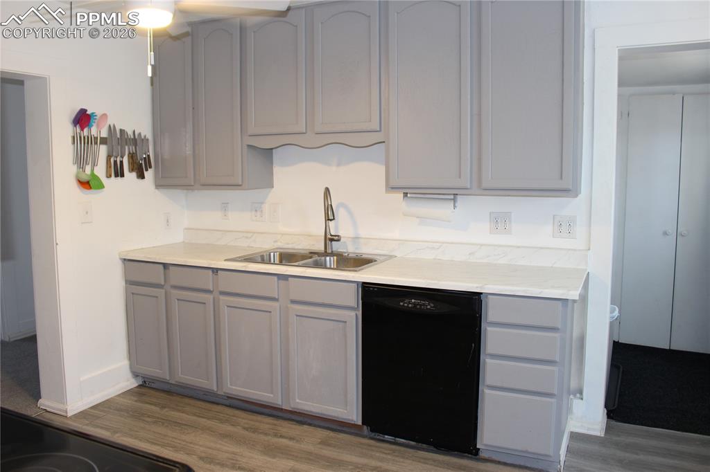 Image 6 of 18: Kitchen