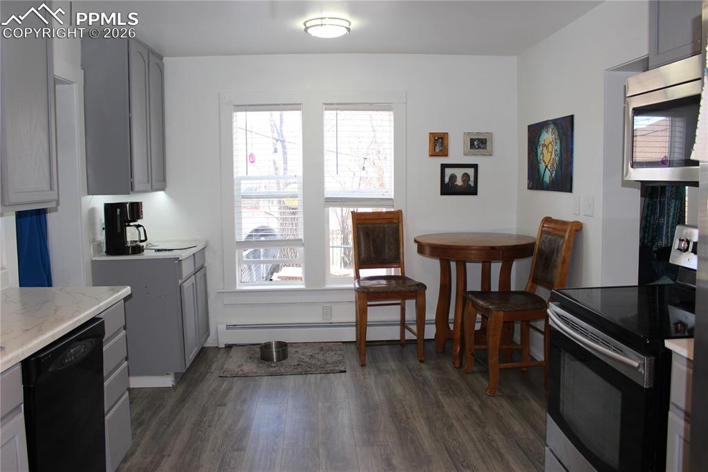 Image 7 of 18: Kitchen