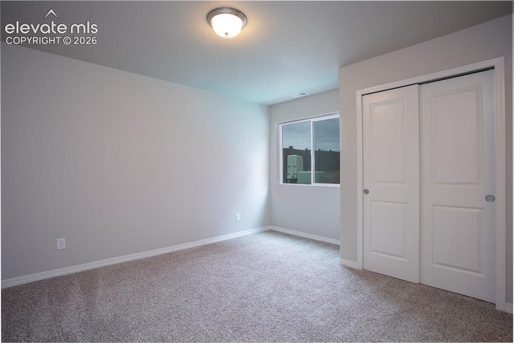 Image 14 of 16: Bedroom