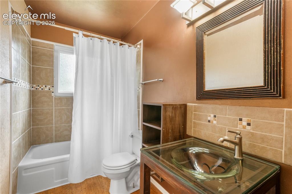 Image 20 of 50: Upper full bathroom