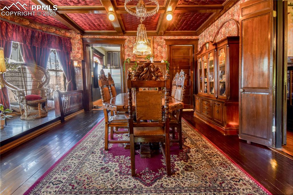 Image 13 of 48: Dining Area