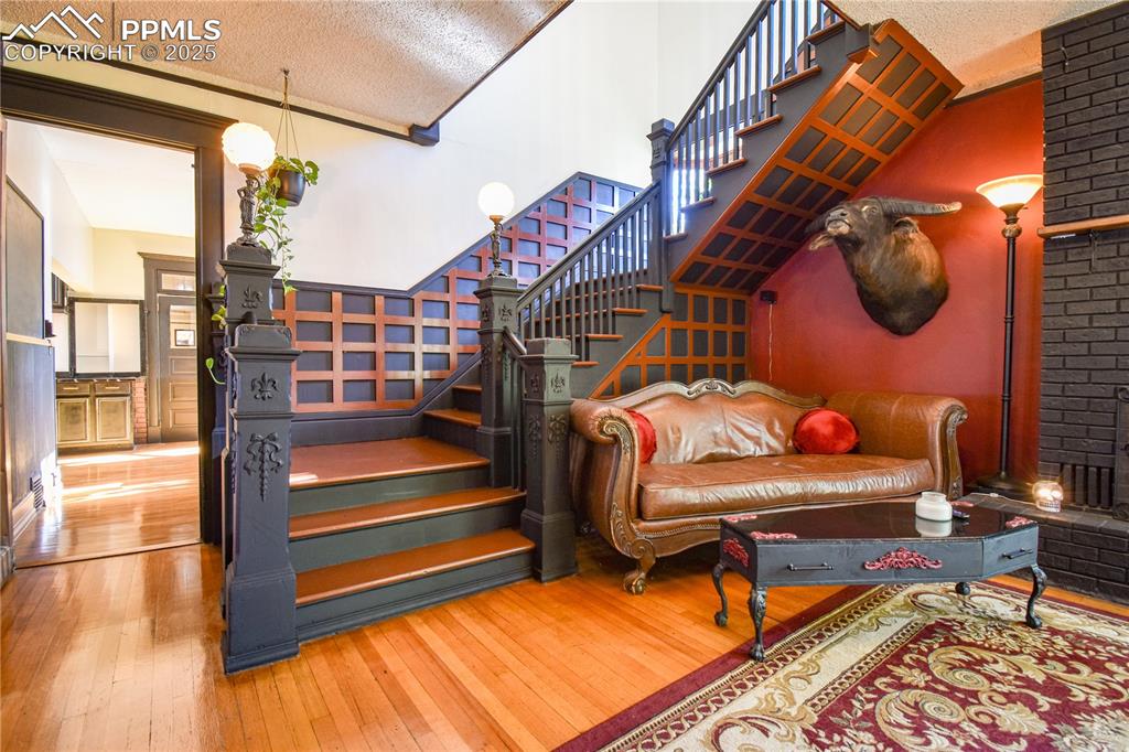 Image 19 of 48: Living Room