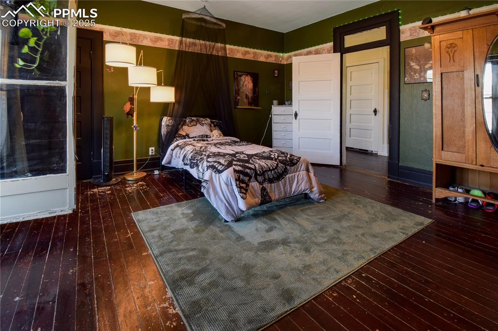 Image 25 of 48: Bedroom