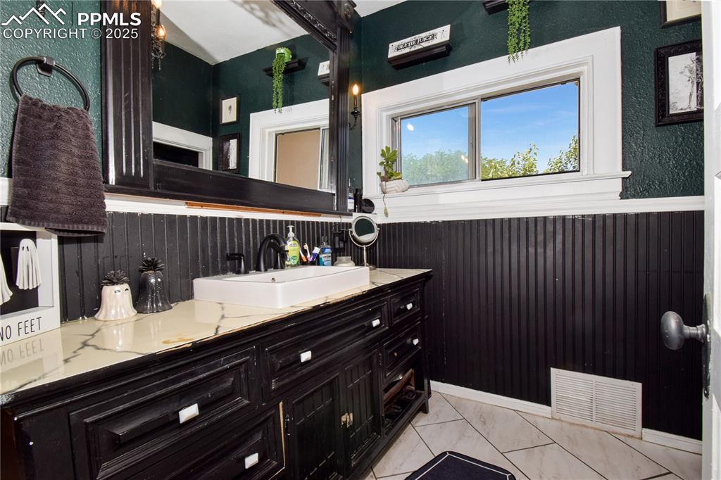 Image 26 of 48: Bathroom