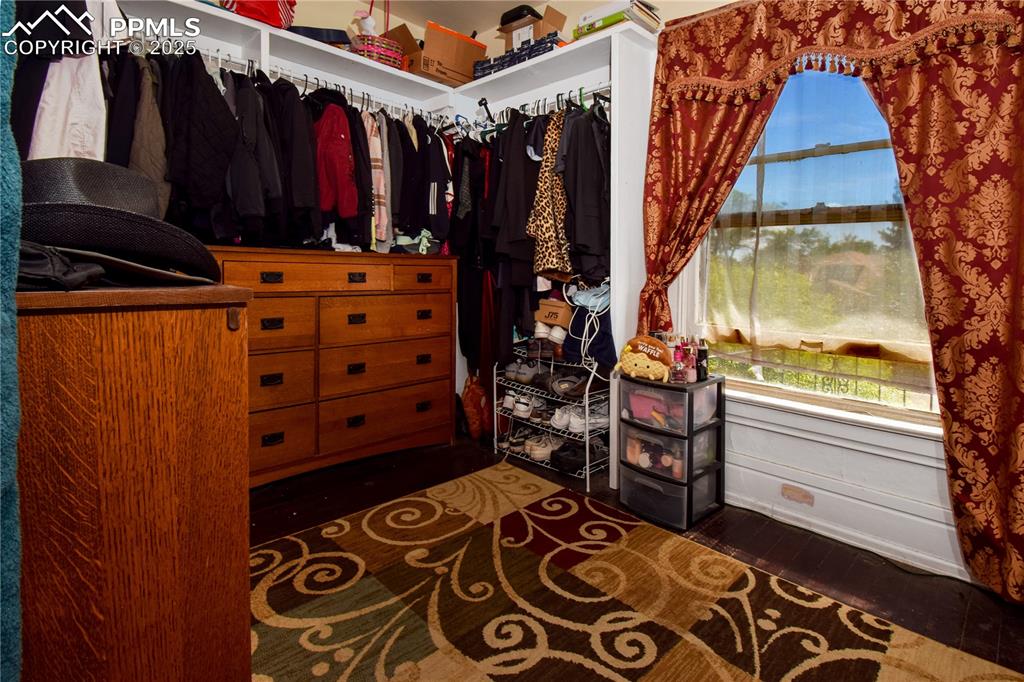 Image 35 of 48: Closet