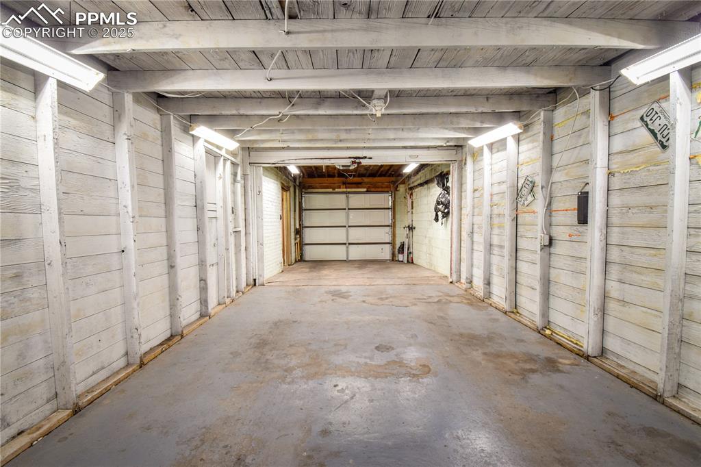 Image 38 of 48: Garage