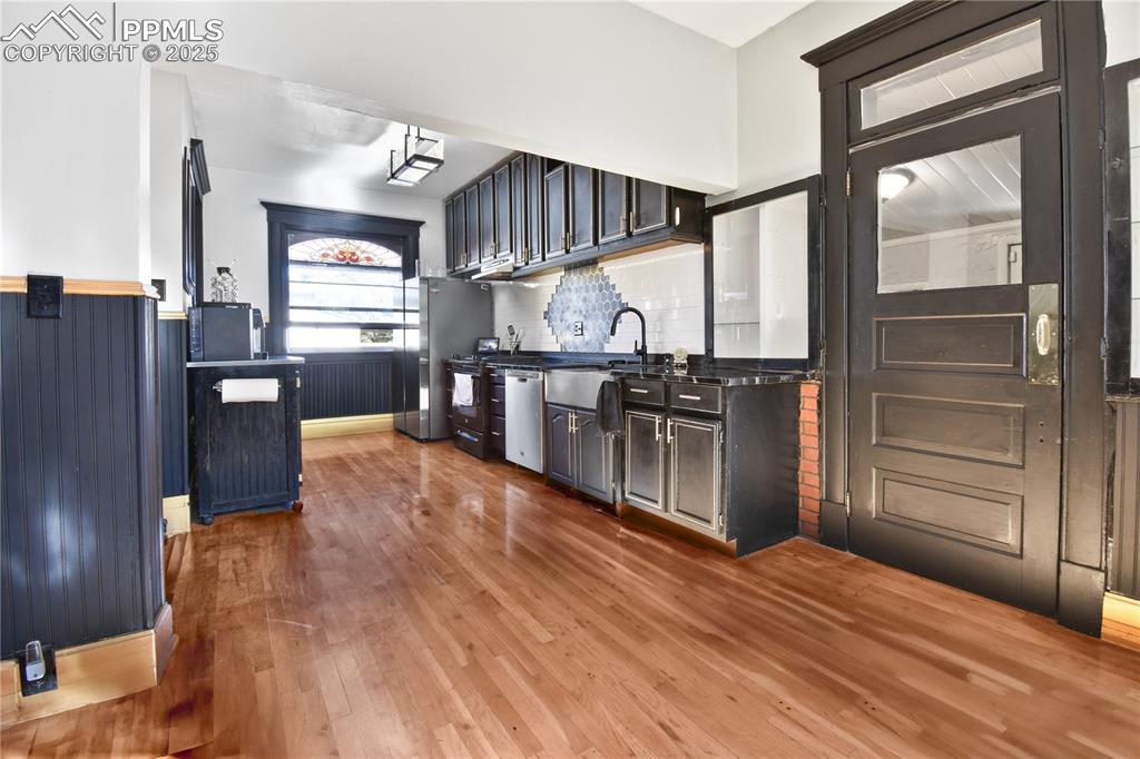 Image 7 of 48: Kitchen