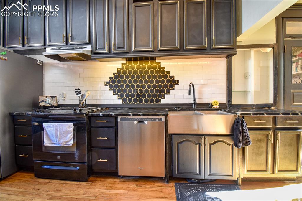 Image 8 of 48: Kitchen