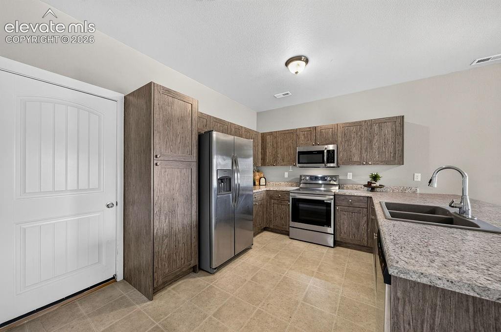 Image 14 of 38: Kitchen
