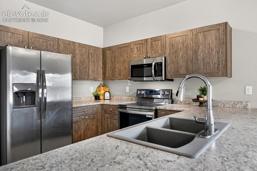 Image 17 of 38: Kitchen