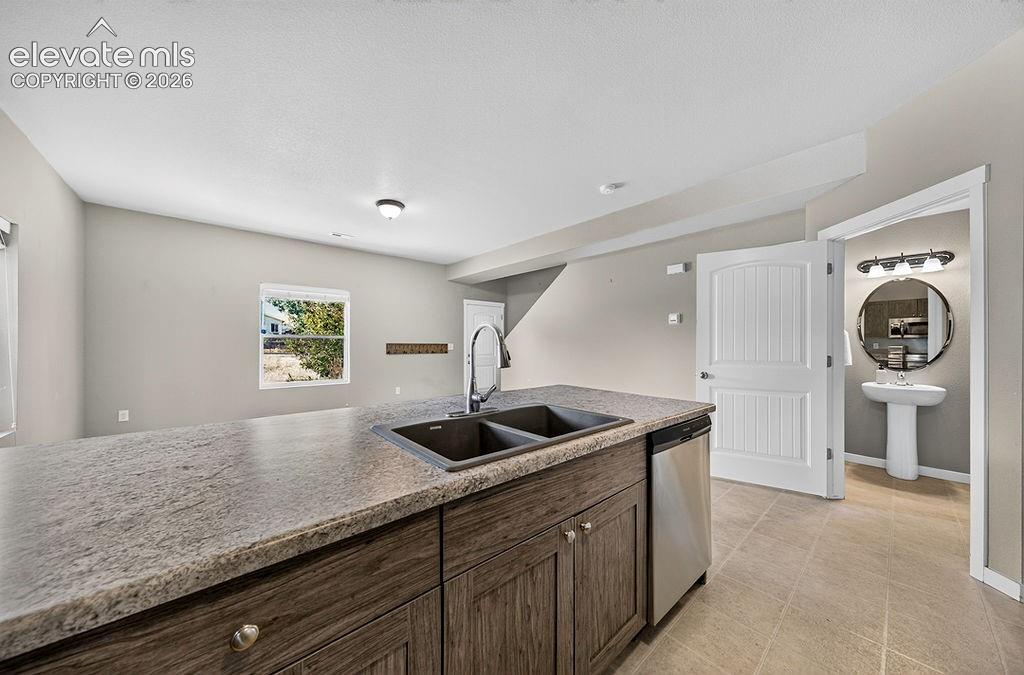 Image 18 of 38: Kitchen