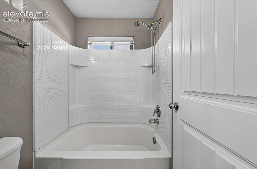 Image 29 of 38: Bathroom