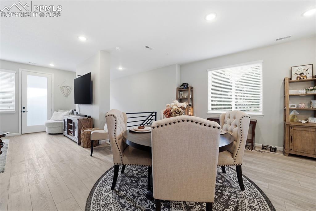 Image 18 of 50: Dining Area