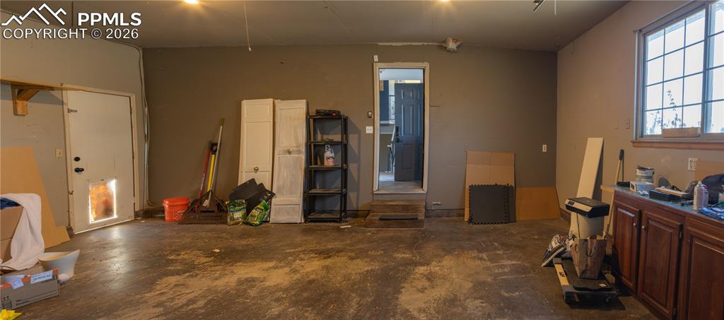 Image 21 of 45: Garage