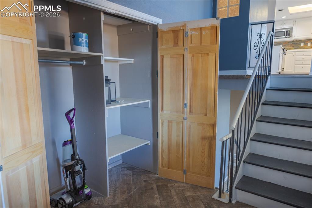 Image 23 of 45: Closet