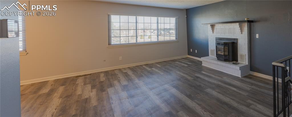 Image 25 of 45: Living Room