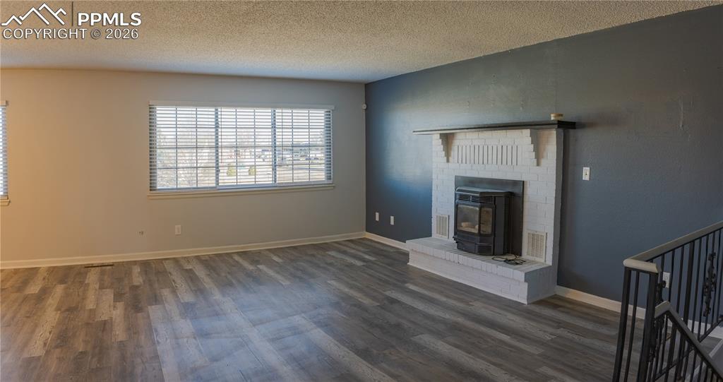 Image 26 of 45: Living Room