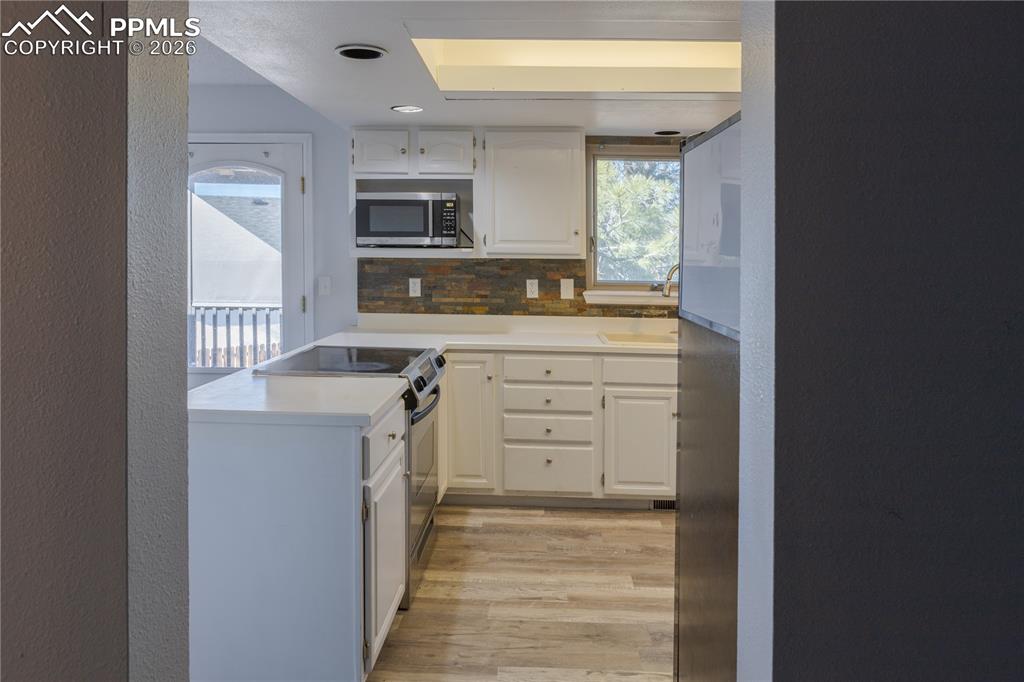 Image 30 of 45: Kitchen