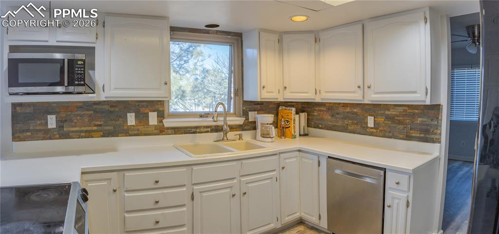 Image 32 of 45: Kitchen