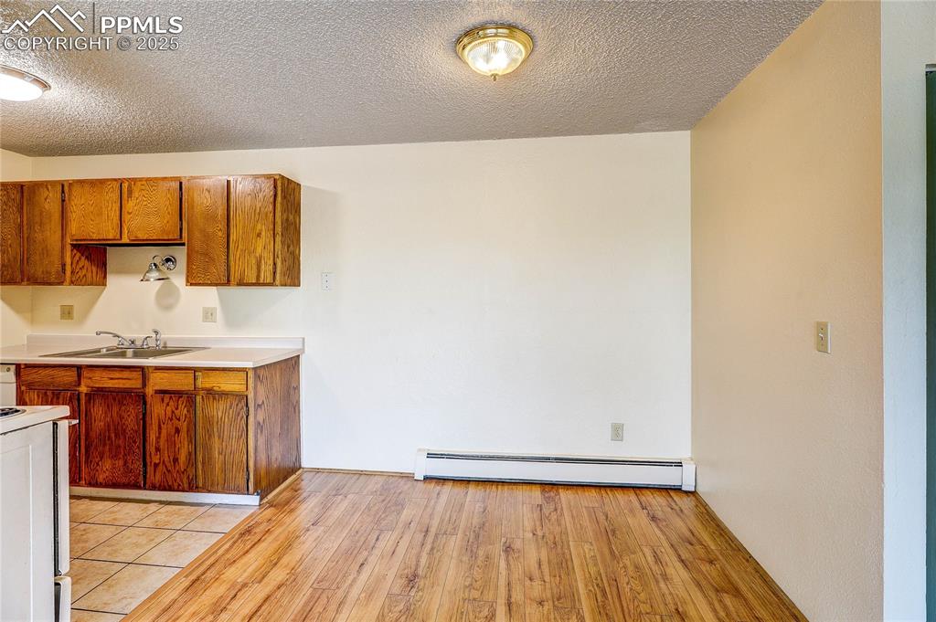 Image 7 of 20: Dining area off kitchen.