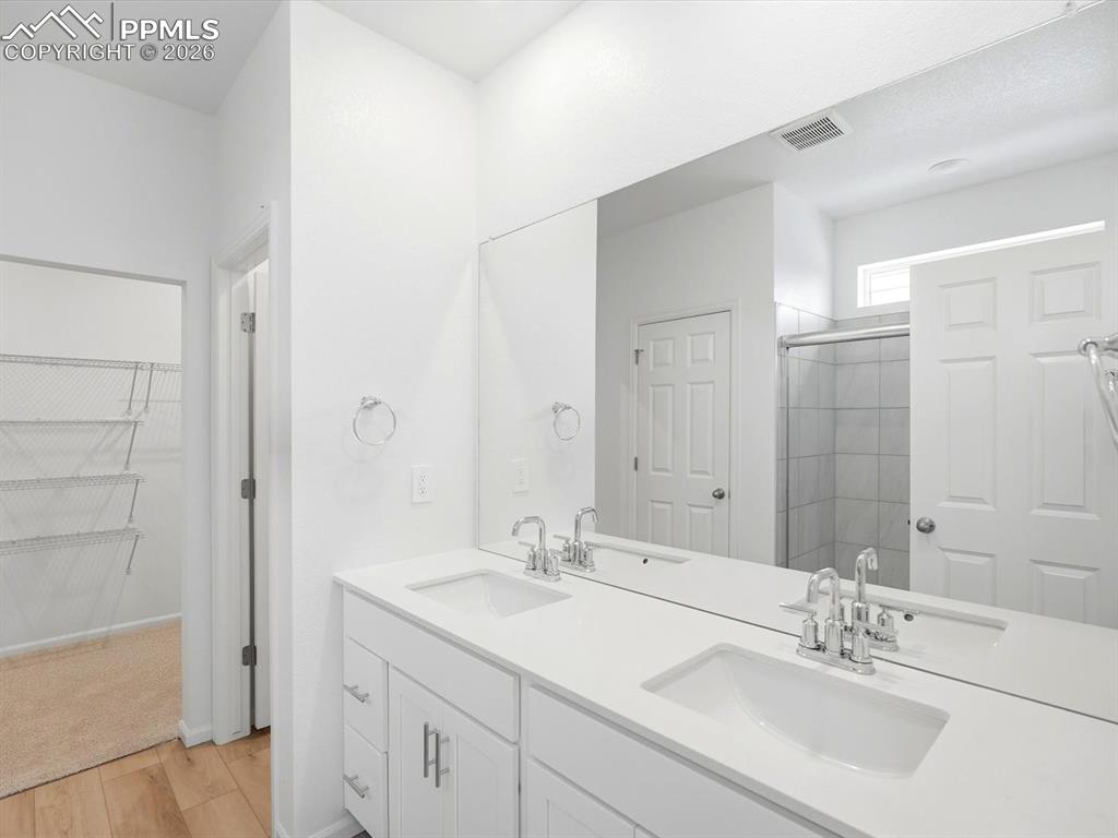 Image 21 of 29: Bathroom