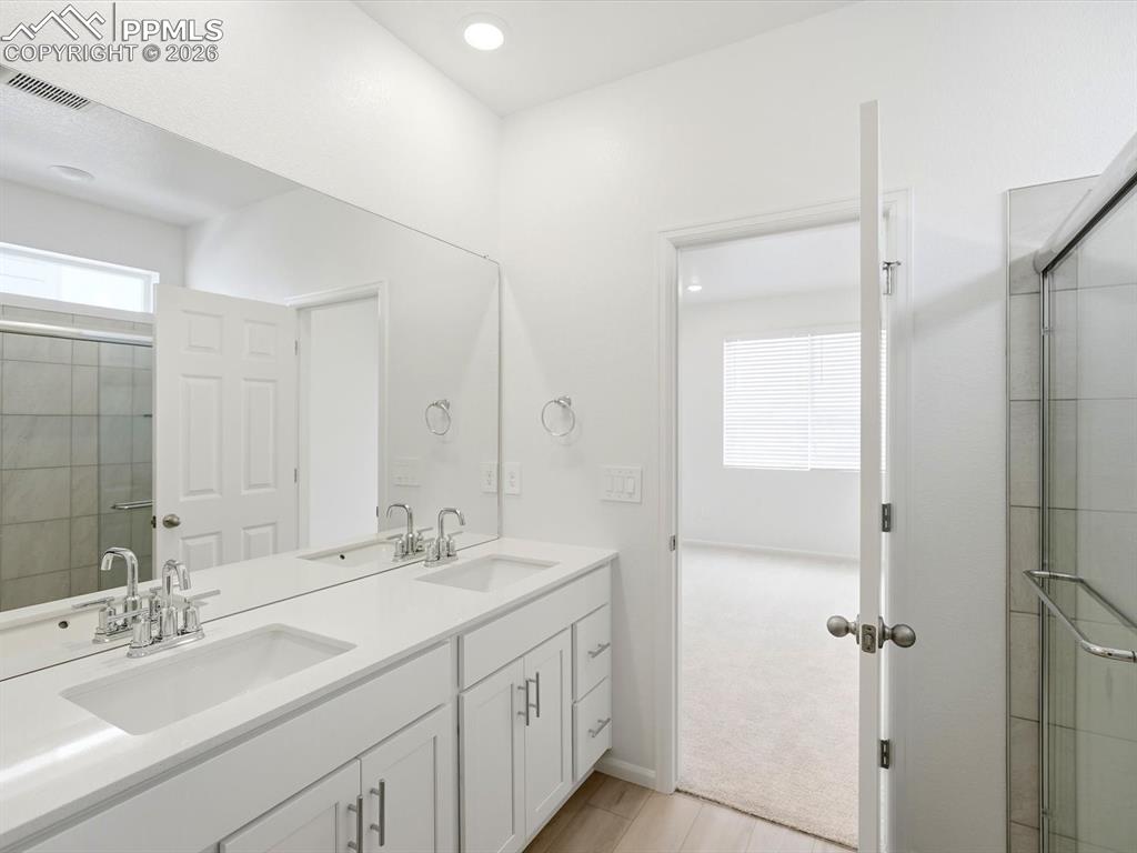 Image 22 of 29: Bathroom