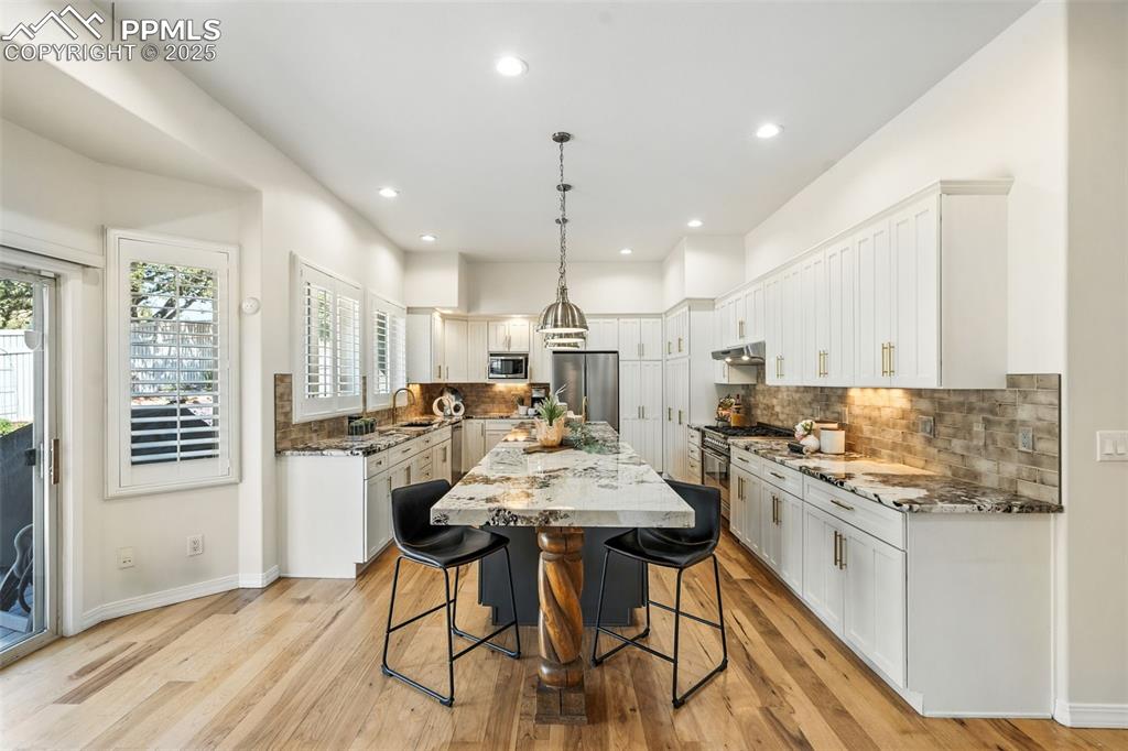 Image 7 of 47: Kitchen