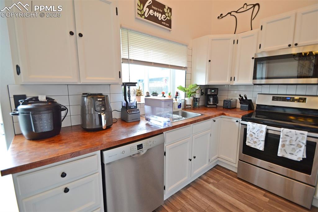 Image 12 of 36: Kitchen