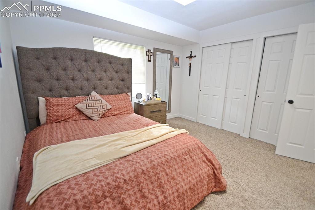 Image 19 of 36: Bedroom