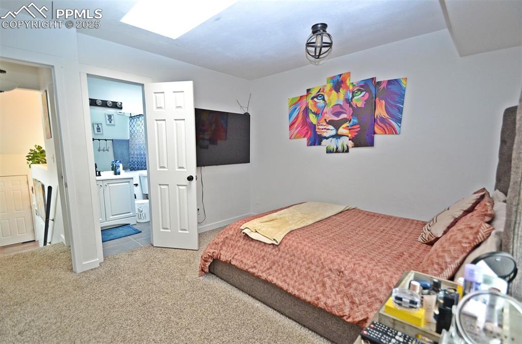 Image 21 of 36: Bedroom